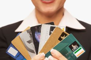 クレジットカードを沢山持つ女性