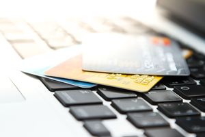 パソコンの上のクレジットカード