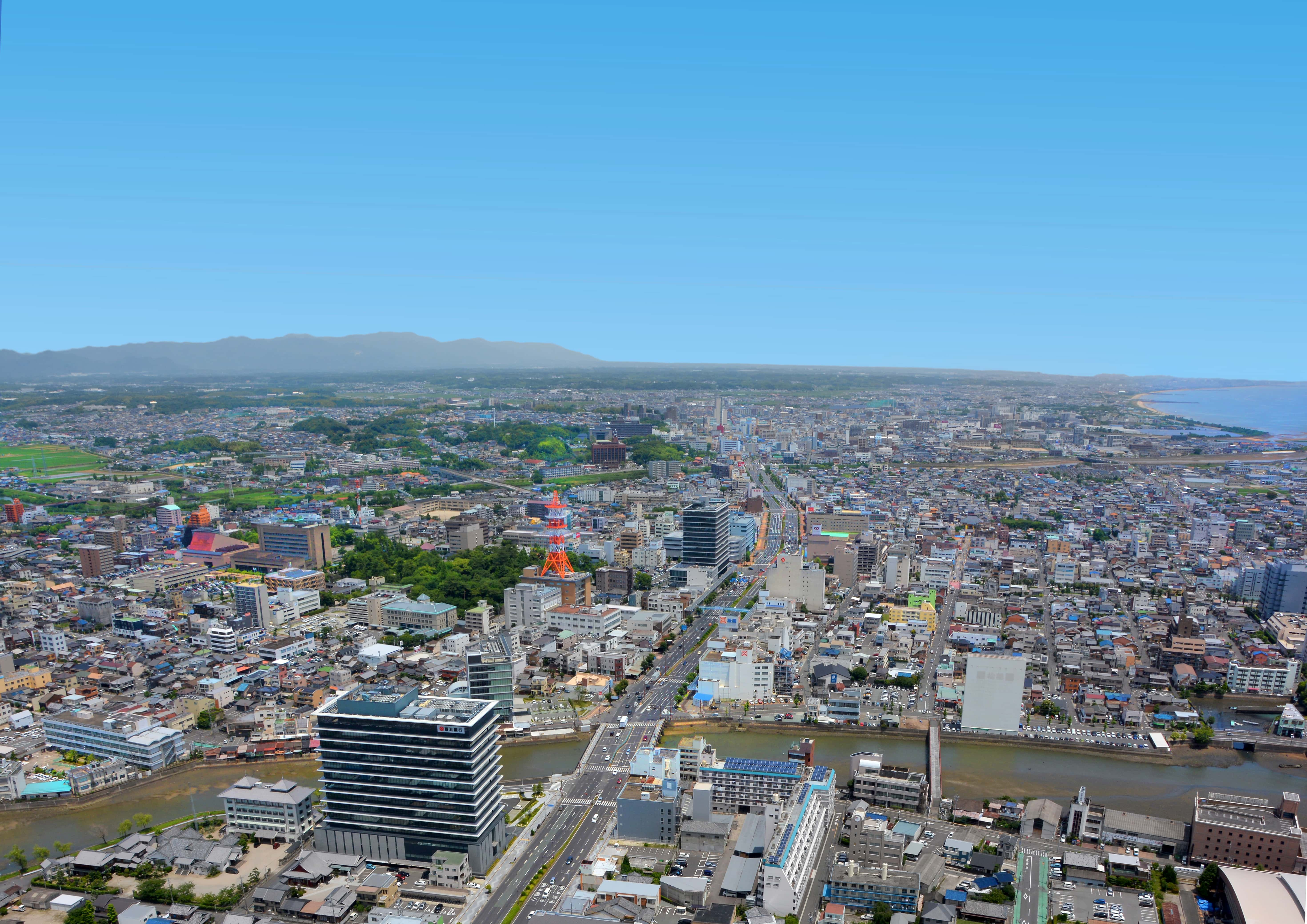 津市の市街地上空