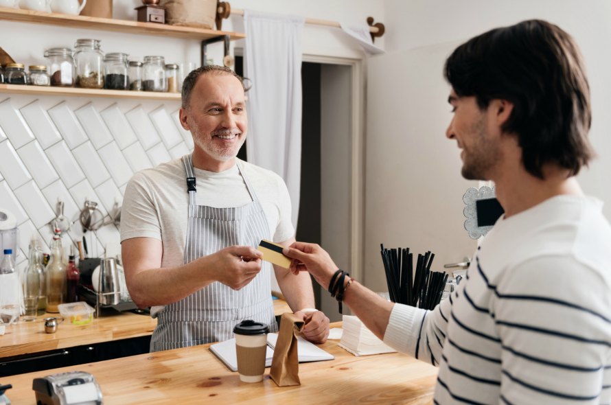 コーヒーショップで会計する