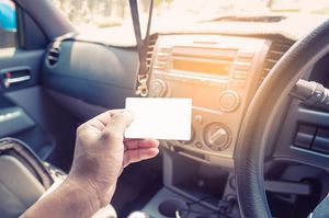 車内でカードを持つ手