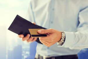 財布からクレジットカードを出す男性