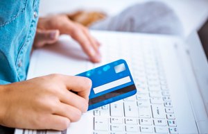オンラインショッピングでクレジットカード決済をする
