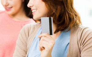 クレジットカードを持つ女性