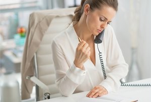 電話をする女性
