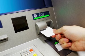 銀行のATMで入金する