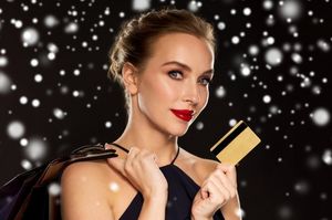 クレジットカードを持つ女性