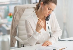 デスクで電話をする女性