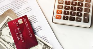電卓と書類とお金とクレジットカード
