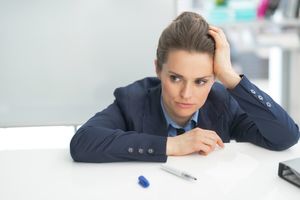 考える女性