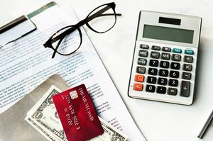 クレジットカードと電卓と書類