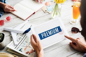 PREMIUMと表示されたタブレットを触る男性