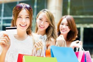 買い物中の女性