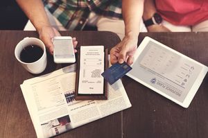 お茶をしながらクレジットカードを出す人