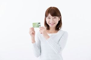 クレジットカードを見せる女性