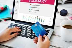 カードを持ちながら概要をPCで調べる女性
