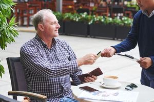 カードで支払いをする男性