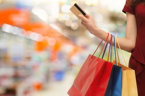 買い物しながらカードを出す女性