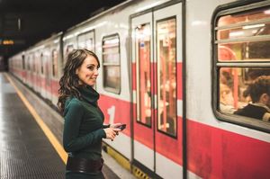 地下鉄ホームにいる女性