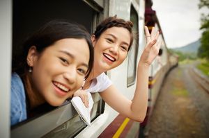 電車から顔を出す女性達
