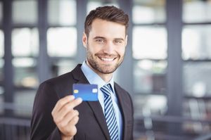 笑顔でカードを持つ男性