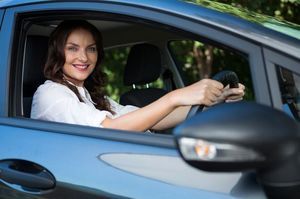 車を運転する女性