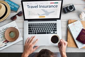 ノートパソコンにTravel Insuranceの文字
