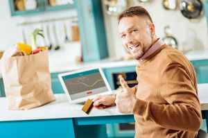 カードを持ち親指を立てる男性