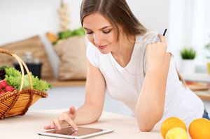 タブレットを操作する女性