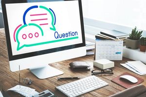 Questionの文字とイラストの表示されたモニター