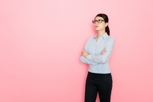 考える女性