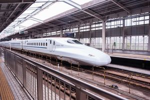 ホームを追加する新幹線