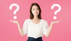 2つの「?」と女性