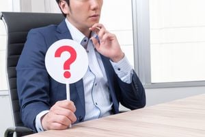 クエスチョンマークを持つ男の人