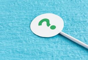 クエスチョンマークが書かれた札が置いてある