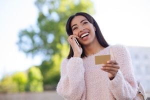 電話をかける女性