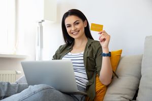 女性が黄色いクレジットカードを持っている