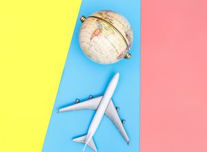 飛行機と地球儀