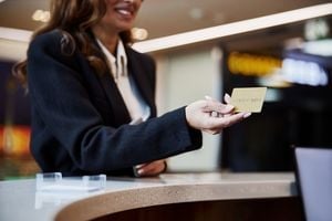 女性がクレジットカードで支払いをしている