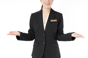 両手を広げるスーツ姿の女性