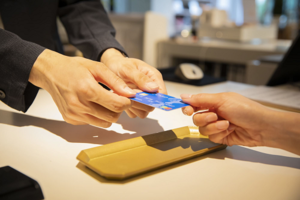 クレジットカード決済をする手元