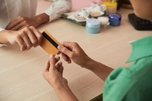 お店の席でクレジットカードを手渡す様子