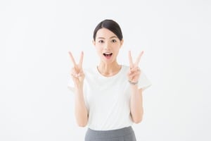 クレヒスが育つことを知り両手ピースサインで喜ぶ女性