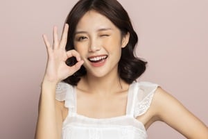 クレヒス育てるのにACマスターカードの存在を聞きOKサインをする女性のイメージ