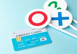 クレジットカードと〇と×と?の札