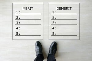 メリットとデメリットの前に立つ足元