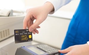 デビッドカードでキャッシュレス決済をする店員