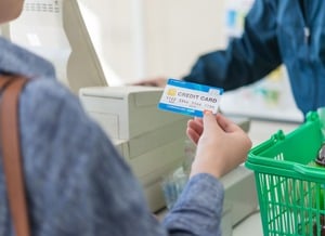 レジ精算でデビッドカードを預かる店員