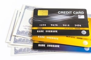 5枚のクレジットカードと3枚のお札
