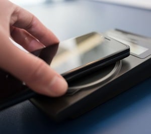 カードリーダにクレジットカードをかざす手元